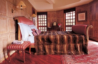 Спаль­ня на чет­вер­том эта­же. Кро­вать из позо­ло­чен­но­го де­ре­ва ХVIII век Фран­ция. За ней — ма­лень­кое бю­ро...