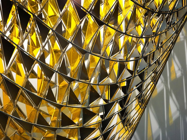 Люстра The New Planet из золотых треугольников от дизайнера Олафура Элиассона | Admagazine