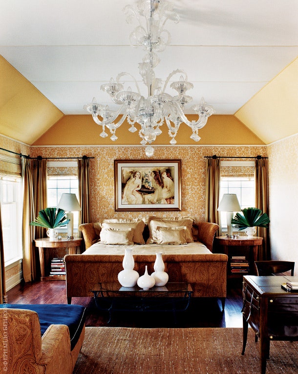 Хозяйская спальня которую Мисхаан называет “венецианской”. Перед кроватью — журнальный столик дизайнера Диего...