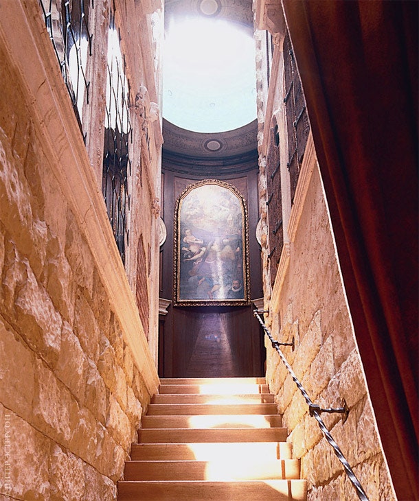 Эта ле­ст­ни­ца на­сто­я­щая а на фо­то ниже — лишь ее отра­же­ние.
