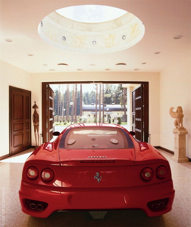 В га­ра­же — стек­лян­ная сте­на кото­рая поз­во­ля­ет из до­ма лю­бо­вать­ся крас­ной Ferrari превра­щен­ной в эле­мент...