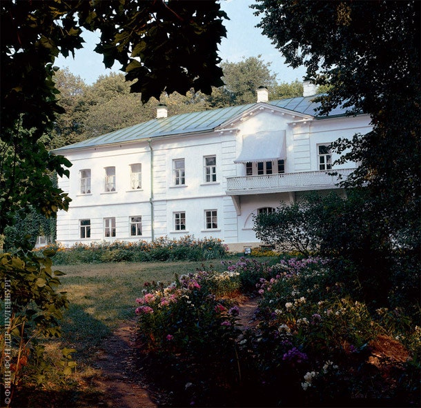 Дом Льва Толстого в Яс­ной По­ля­не. На самом де­ле это один из фли­ге­лей усадь­бы — глав­ный дом в 1850е го­ды...