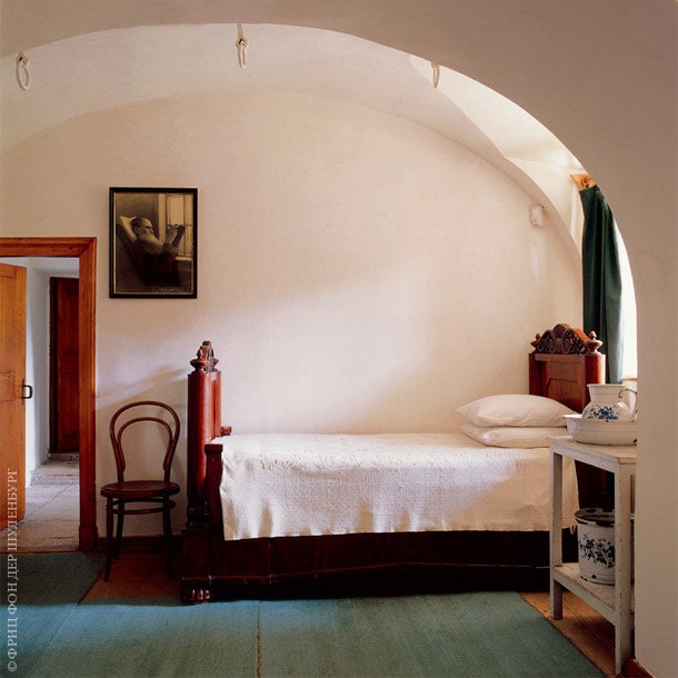 “Ком­на­та под сво­дами” од­но вре­мя была спаль­ней Толстого но в ос­нов­ном он здесь ра­бо­тал. Стул № 14 Thonet.