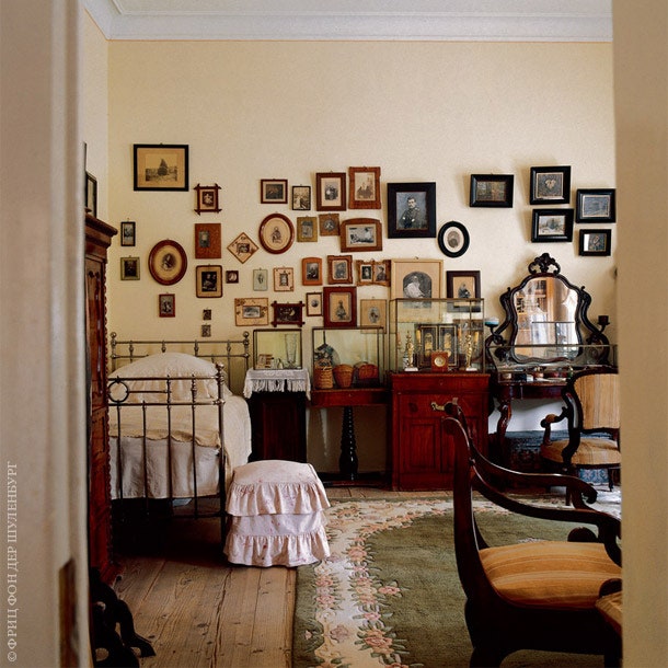 Ком­на­та Со­фьи Андреев­ны да­ле­ко не так аске­тич­на как спаль­ня Тол­сто­го.