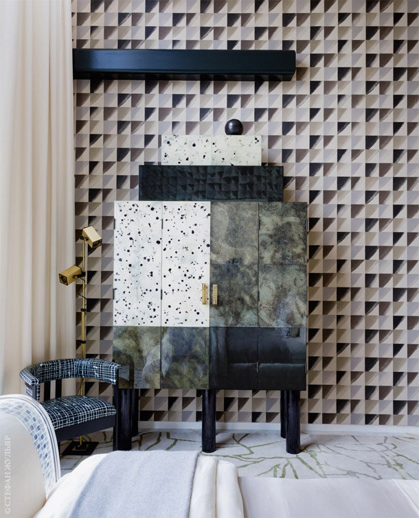 Обои Chroma Paper на стенах гостевой спальни сделаны по дизайну Уирстлер для Lee Jofa а кресло Elliott из ее собственной...