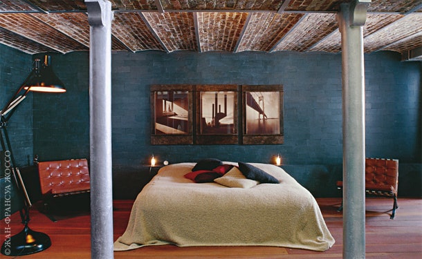 В спальне сохра­нил­ся сводчатый потолок. По обе стороны кровати кожаные кресла Людвига Мис ван дер Роэ. Увеличенная...