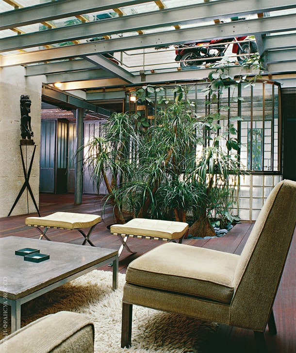 В гос­ти­ной — четырехмест­ный ди­ван и кресла по про­ек­ту Эдвар­да Ворм­ли для хол­ла небо­скре­ба Chrysler....
