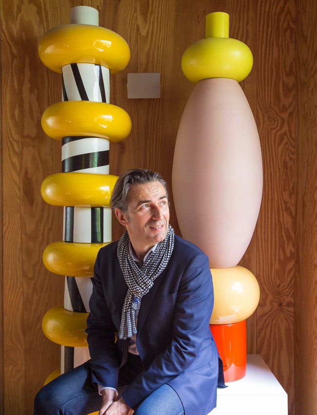 Декоратор Фабрис Оссе с керамическими тотемами Этторе Соттсасса.
