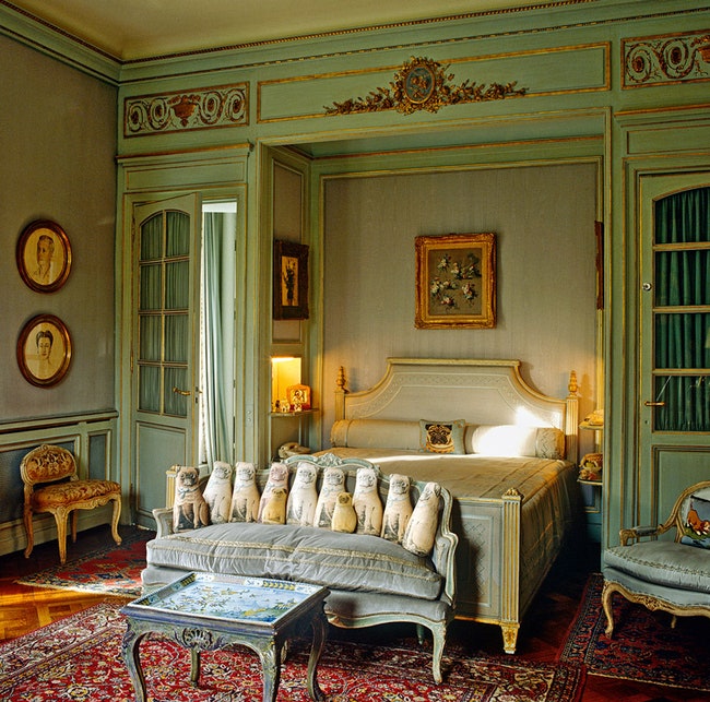 Спальня герцогини Виндзорской в ее париж ском доме декоратор Стефан Буден .