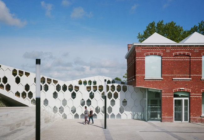 Медиабиблиотека во Франции в здании текстильной фабрики с перфорированными пристройками | Admagazine