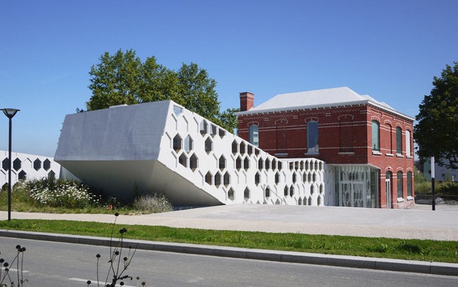 Медиабиблиотека во Франции в здании текстильной фабрики с перфорированными пристройками | Admagazine