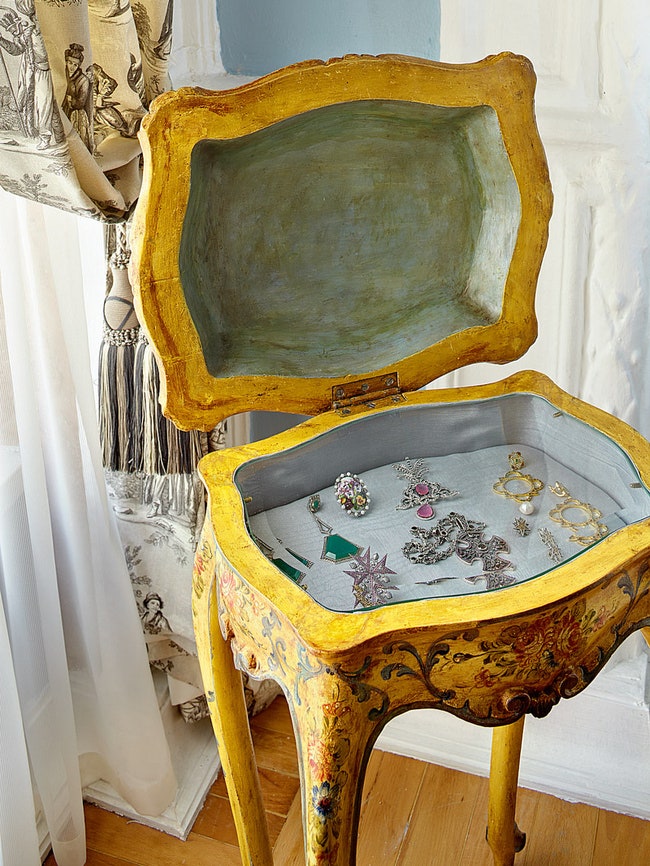 Столик для вышивания XVIII века когдато стоявший в Версале переделан в ювелирную витрину. Его специально для Аксенова...