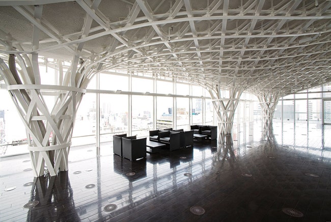 Выставочный центр на верхнем этаже японской штабквартиры Swatch Group. Здание построенное в 2007 году называется в честь...