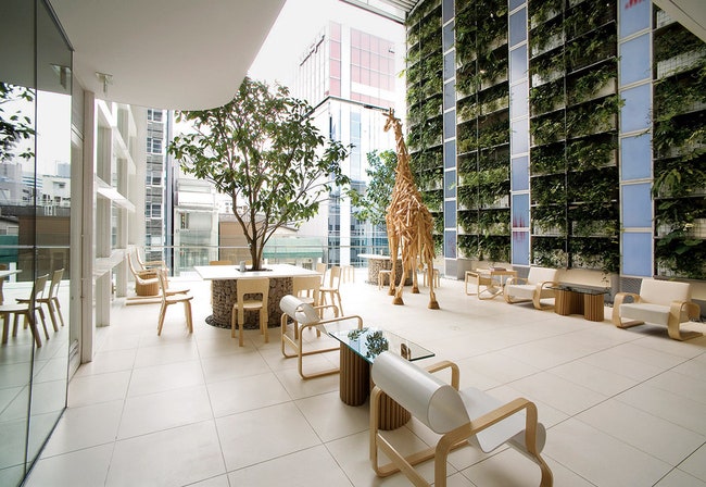 Четырнадцать этажей здания разделены на четыре яруса которые объединяет огромный вертикальный сад — зеленая стена с...