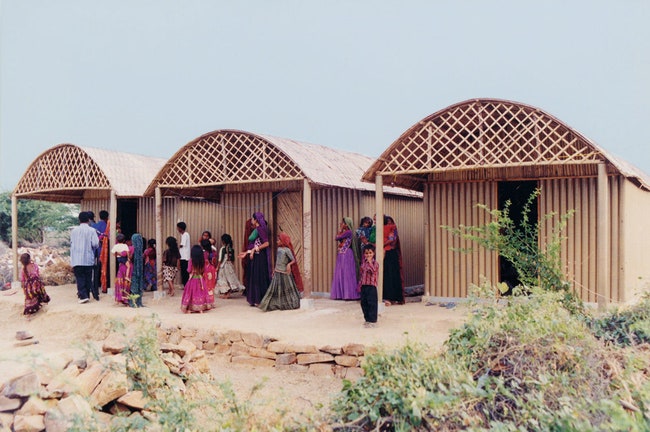 В 2001 году Бан построил двадцать таких домов из бумажных труб бамбука и брезента для жертв землетрясения в индийском...