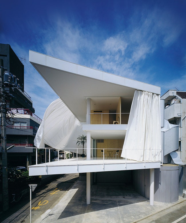 “Дом за занавесом” в токийском районе Итабаши Сигеру Бан построил в 1995 году. Огромная терраса закрывается раздвижными...