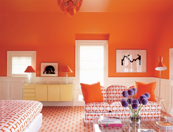 Гостевая спальня выкрашена в оранжевокрасный цвет. Энтони Баратта считает этот оттенок “нейтральным”.