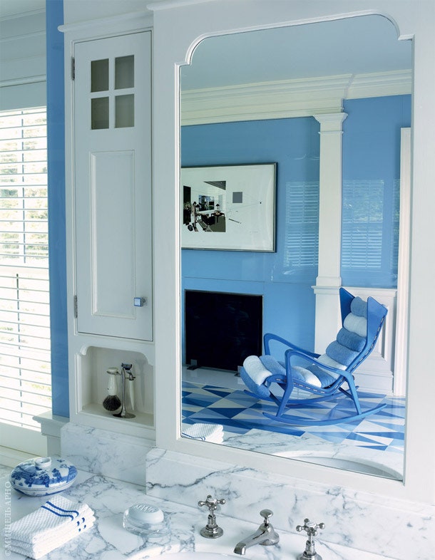 Ванная комната при спальне хозяев. В зеркале отражается винтажное кресло по дизайну Джо Понти. Пол тоже сделан по...