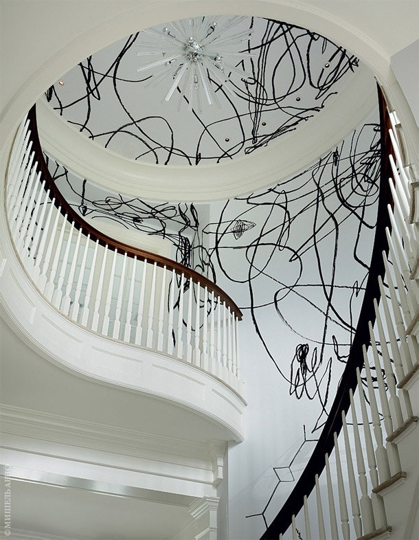 Парадная лестница размещена в круглом холле. Стены и потолок украшает роспись австрийского художника Отто Цитко.