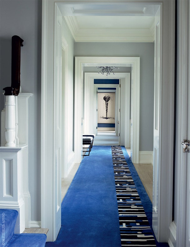 Хозяйка дома очень любит синий цвет и в интерьере его много. На полу ко­ридора второго этажа — дорожка Stark Carpet. Ее...