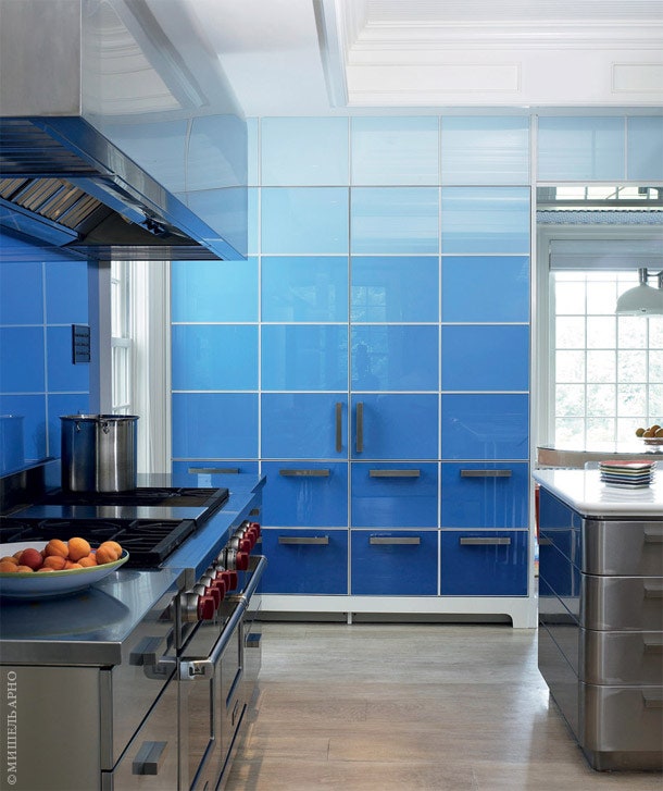 Вся система хранения на огромной и весьма функциональной кухне спрятана за панелями из цветного стекла.