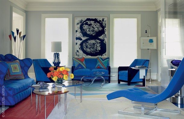 Декор гостиной построен на сочетании трех основных цветов — белого синего и красного. Шезлонг по дизайну Харви Проббера...
