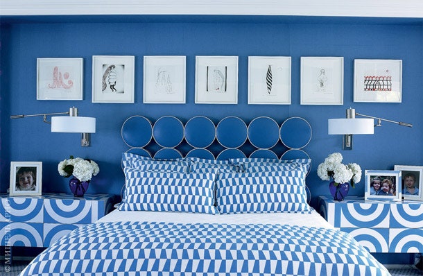 Хозяйская спальня стены выкрашены в приглушенный синий цвет. Ткани разработаны Даймондом и Бараттой.