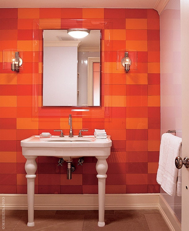 Ванные при гостевых спальнях облицованы стеклянной плиткой оранжевых и синих оттенков. “За стеклянной плиткой будущее” —...