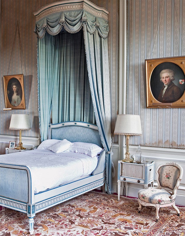 Гостевая спальня украшенная семейными портретами помнит в том числе и коронованных особ.