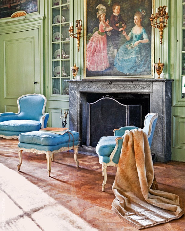 Классицистический интерьер столовой был создан в конце XVIII столетия. В витринах по обе стороны камина — семейная...