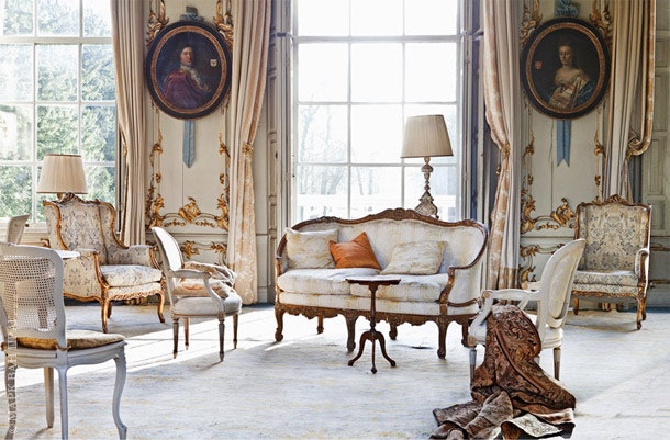 Парадная гостиная. Резной и лепной декор середины XVIII века напоминает фран­цузские дворцовые интерьеры эпохи Людовика XV.