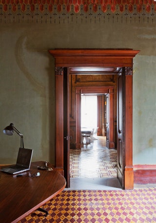 Все комнаты в палаццо сообщаются. Роспись на стенах XIX века винтажный стол по дизайну Франко Альбини.