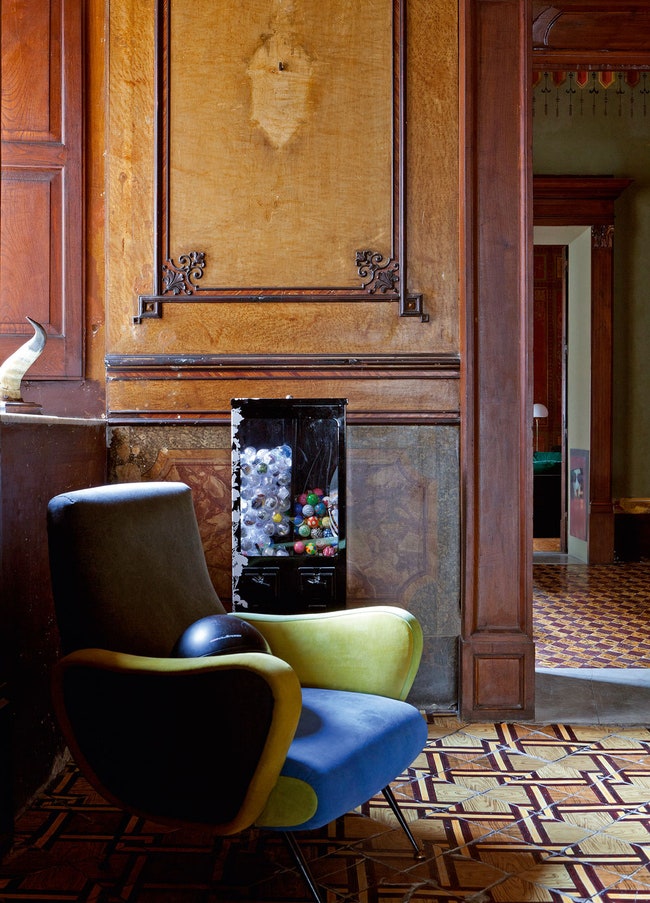 Холл. Винтажное кресло Lady по дизайну Марко Дзанузо за ним — картина Анны Фуско.