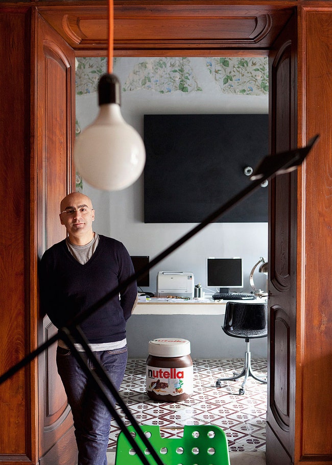 Архитектор Антонио Джузеппе Мартиньелло у дверей своего офиса.