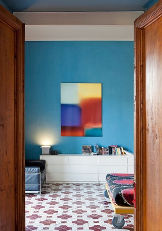 Вид на спальню. Кресло LC2 Cassina кровать на колесиках Keller Architettura. На стене — картина Марио Пеллегрино.