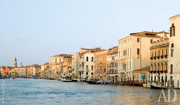 Палаццо Вервордта расположено на Большом канале и перед его главным входом как принято было в Венеции имеется пристань...