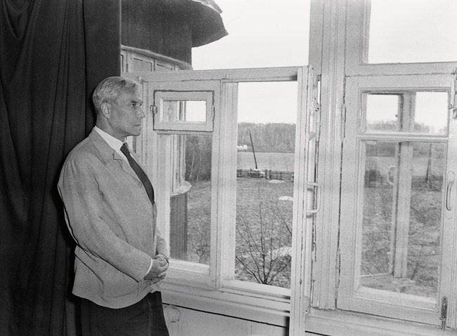 Пастернак неоднократно говорил что из окна своей дачи видит жизнь лучше и полнее чем скажем из окна поезда.