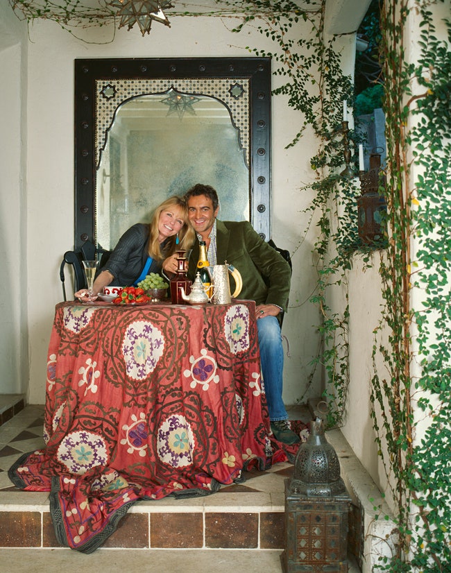 Хозяйка дома бывшая фотомодель Шерил Тигс позирует на террасе со своим другом дизайнером Мартином ЛоренсомБуллардом.