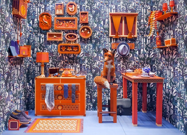 Витрина бутика Hermès в Барселоне инсталляция The Fox's Den от студии Zim  Zou | Admagazine