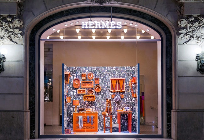 Витрина бутика Hermès в Барселоне инсталляция The Fox's Den от студии Zim  Zou | Admagazine