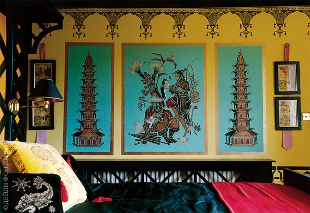 Жанровая сценка с кошками и пагоды на стенах “китайской” спальни.
