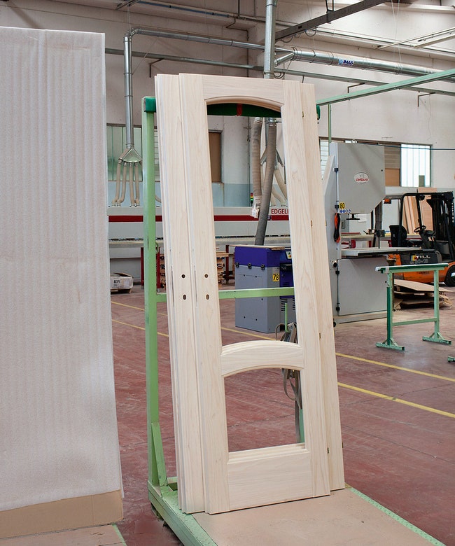 Дверные рамы подготовлены к установке стекол.
