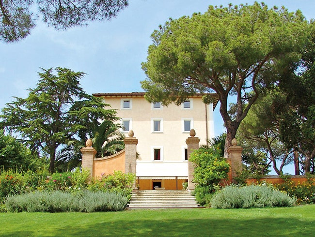 Типичный рукотворный итальянский пейзаж выход в парк отеля LAndana в Тоскане.