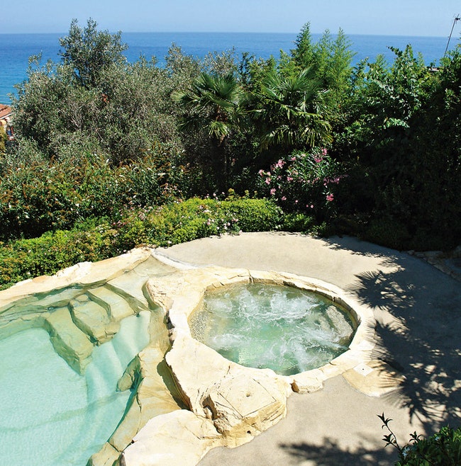 Вилла в Лигурии бассейну с ванной для гидромассажа придана естественная форма — чтобы не спорил с пейзажем.