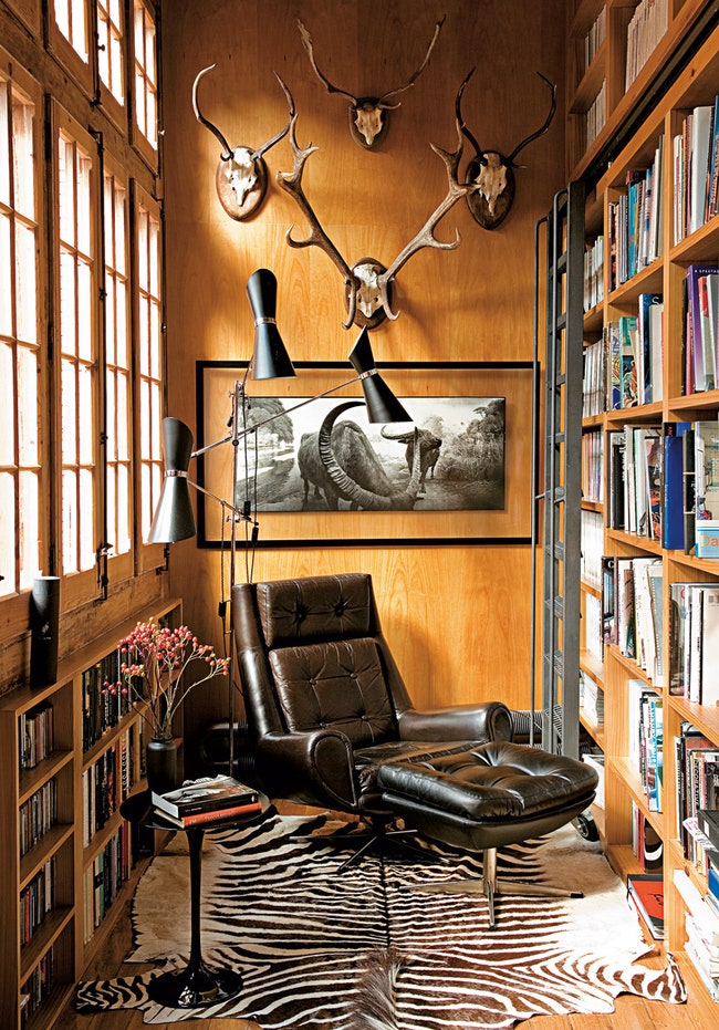 Рядом с креслом 1950х годов — столик Tulip дизайнер Эро Сааринен Knoll. На стене — фото­графия Валентина Вальонрата.