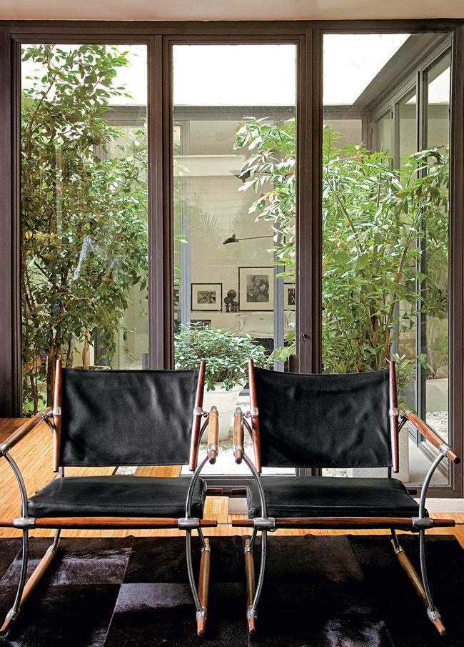 В гостиной с видом на тропический сад — два оригинальных кресла 1950х годов по дизайну Йенса Квистгорда.