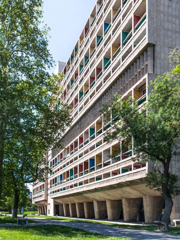 “Марсельская жилая единица” “Марсельский блок” “Лучезарный город”  у этого знакового проекта Ле Корбюзье много названий.