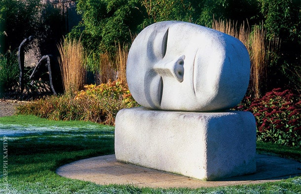 Спящая голова работы Дэнни Клейхана. Хитман считает этого скульптора “новым Бранкузи”.