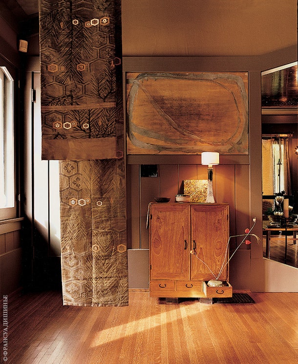 Гостиная на стене — живопись Нэнси Лоренц с потолочных балок свисают старинные ткани.