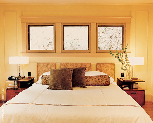 Спальня Билла Софилда. Изголовье кровати обтянуто тканью которую Фрэнк Ллойд Райт разработал в 1923 году для Ennis House.